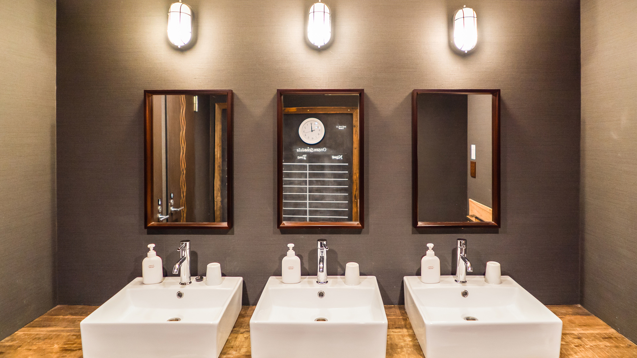 Momiji Lodge - Bathroom With Three Sinks Momiji Lodge - Bathroom With Three Sinks